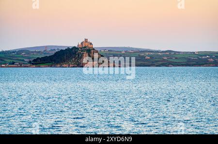 St. Michael's Mount in Mount's Bay bei Dämmerung, von Penzance aus gesehen, Cornwall, England, Großbritannien. Stockfoto