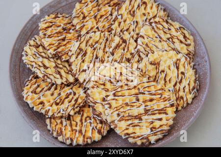 Verschiedene Waffeln in Keramik. Waffeln mit Schokoladenüberzug. Belgisches Dessert. Draufsicht. Stockfoto