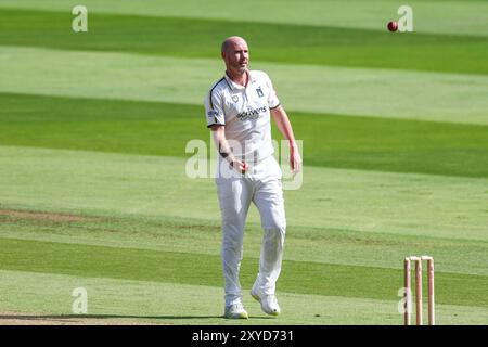 Aufgenommen in Birmingham, Großbritannien am 29. August 2024 im Warwickshire County Cricket Club, Edgbaston. Das Bild ist Nr. 22, Chris Rushworth aus Warwickshire gibt den Ball an seinen Kapitän, #71, Alex Davies aus Warwickshire während des County Championship Matches 2024 zwischen Warwickshire CCC und Kent CCC zurück Stockfoto