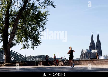 Der Kölner Dom gesehen im Sommer von der rechten Rheinseite Deutz aus. Themenbild, Symbolbild Köln, 27.08.2024 NRW Deutschland *** Kölner Dom im Sommer vom rechten Rheinufer gesehen, Deutz Themenbild, Symbolbild Köln, 27 08 2024 NRW Deutschland Copyright: XChristophxHardtx Stockfoto