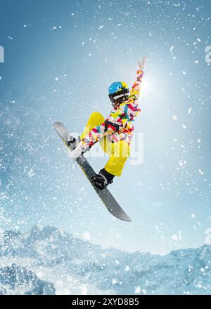 Snowboarder im farbenfrohen Outfit, der in die Luft springt, Tricks macht und die Energie des Wintersports betont. Stockfoto