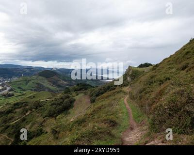 Wandern Sie durch üppige Green Hills mit Blick auf Coastal Valley und Fern Mountains Stockfoto