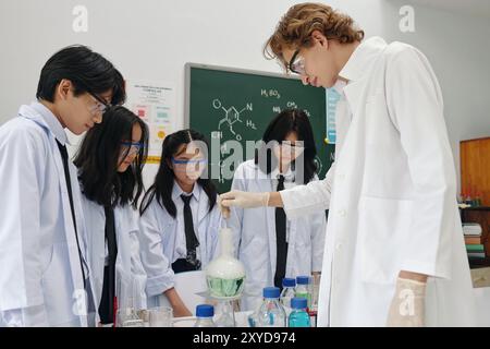 Durchführung von Chemieexperimenten im Schullabor Stockfoto