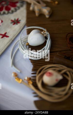 Handgefertigtes Keramikherz für Halsdekoration im traditionellen ukrainischen Stil. Kiew - 25. August 2024 Stockfoto