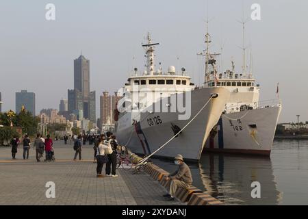 Kaohsiung, Taiwan, 11. Januar 2015: Menschen an der Hafenfront mit verankerten Schiffen, Asien Stockfoto