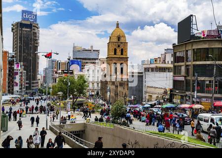 LA PAZ, BOLIVIEN, 4. FEBRUAR 2016 : Unbekannte gehen auf der Straße am San Francisco Platz im Stadtzentrum von La paz, Bolivien, Süden Stockfoto