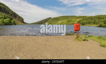 Blick auf Llyn Geirionydd mit einem Rettungsschirm im Vordergrund, in der Nähe von Llanwrst, Conwy, Wales, Großbritannien Stockfoto