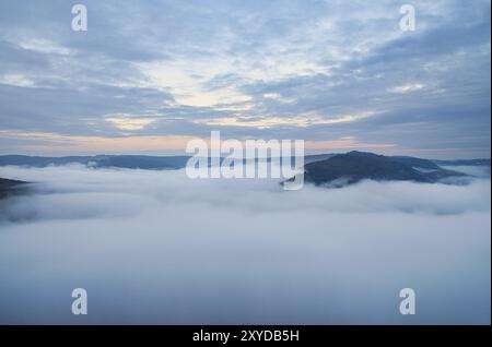 Nebel steigt auf den Bergen der kleinen Saarschleife. Mystische Stille an der Saar im Saarland Stockfoto