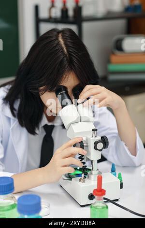 Nachwuchswissenschaftler mit Mikroskop im Labor Stockfoto