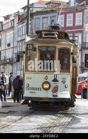 Historische Straßenbahn, Elektrico, betrieben von der Sociedade de Transportes Colectivos do Porto im historischen Zentrum von Porto, Portugal, Stockfoto