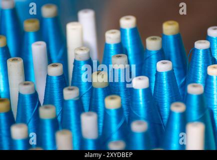 Spule für das Weben von Seide, Steuerschieber aus blauer Seide thread in der Zeile Stockfoto