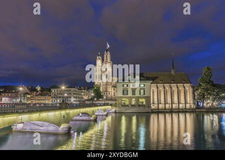 Züricher Schweiz, nächtliche Skyline der Stadt an der Grossmunster Kirche und Münsterbrücke Stockfoto