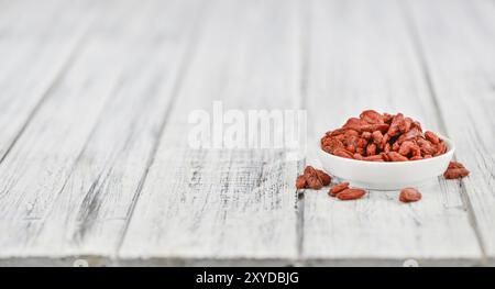 Frisch zubereitet Getrocknete Goji Beeren auf einem vintage Hintergrund (Nahaufnahme) Stockfoto