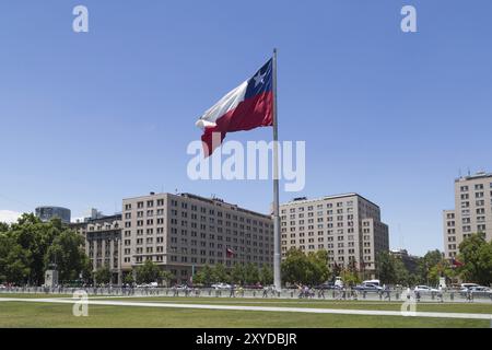 Santiago de Chile, 26. November 2015: Foto der riesigen chilenischen Flagge vor dem Palacio de la Moneda Stockfoto