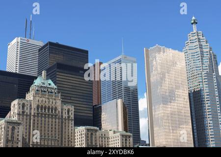 Toronto, Kanada, 1. August 2008: Moderne Wolkenkratzer vor einem blauen Sommerhimmel und das altmodische Fairmont Royal York Hotel in Finanz- und hno-Umgebung Stockfoto