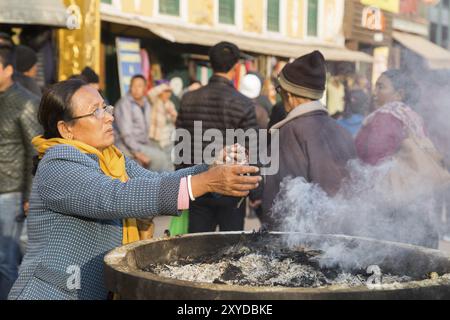 Kathmandu, Nepal, 03. Dezember 2014: Pilger besuchen die buddhistische Boudhanath Stupa, Asien Stockfoto