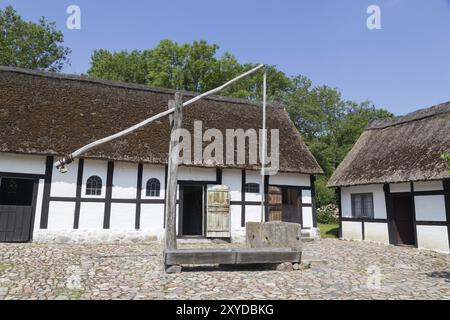 Lyngby, Dänemark, 23. Juni 2016: Wiege gut im Innenhof eines alten dänischen Bauernhauses, Europa Stockfoto