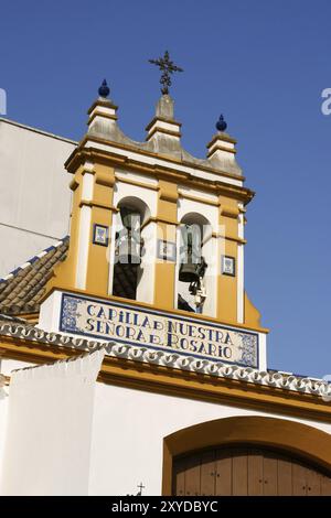 Fassadendetail der Capilla de Nuestra Senora del Rosario (Kapelle unserer Lieben Frau vom Rosenkranz) in der Altstadt von Sevilla, Spanien, Europa Stockfoto