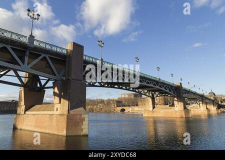 Foto des Flusses Garonne und der Brücke Saint-Pierre in Toulouse, Frankreich, Europa Stockfoto