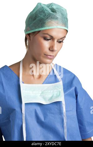 Traurige weibliche Chirurg in Scrubs, Blick nach unten Stockfoto