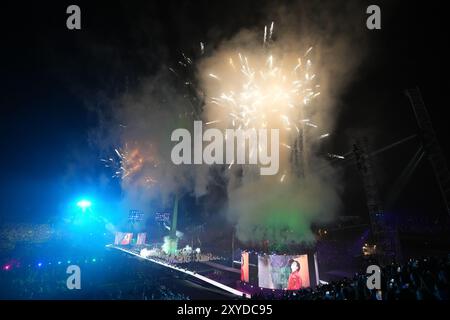 Paris, Frankreich. August 2024. PARIS, FRANKREICH - 28. AUGUST: Feuerwerk während der Eröffnungszeremonie der Paralympischen Spiele Paris 2024 am Place de la Concorde am 28. August 2024 in Paris. (Foto von Patrick Goosen/BSR Agency) Credit: BSR Agency/Alamy Live News Stockfoto
