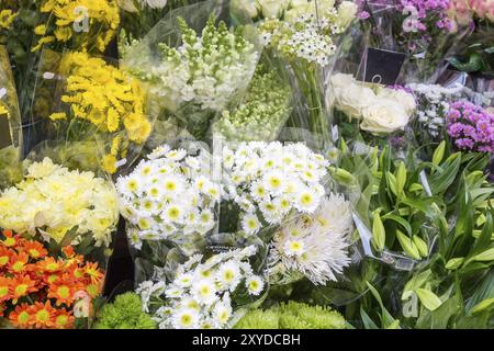 Auswahl an Blumen vor einem Blumenladen Stockfoto