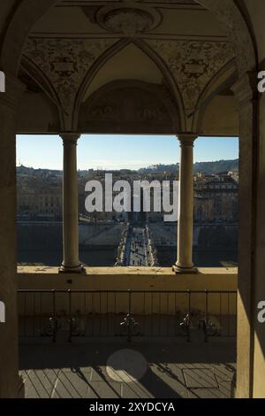 Blick von innen nach außen auf die Ponte Sant'Angelo Brücke vom Castel Sant'Angelo Balkon in Rom, Italien, Europa Stockfoto