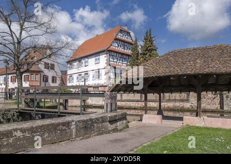 Historischer Waschplatz, dahinter das historische Fachwerkhaus Restaurant Caveau du Chatelet und das historische Maison Ami Fritz an der lauter Straße Stockfoto