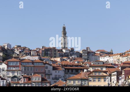 Dächer, historische Hausfassaden und der Kirchturm Torre dos Clerigos im historischen Zentrum von Porto, Portugal, Europa Stockfoto