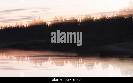 Abendstimmung an einem Waldsee, Wischeffekt, abstrakt, Norrbotten, Lappland, Schweden, August 2013, Europa Stockfoto