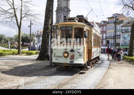 Historische Straßenbahn, Elektrico, betrieben von der Sociedade de Transportes Colectivos do Porto im historischen Zentrum von Porto, Portugal, Stockfoto