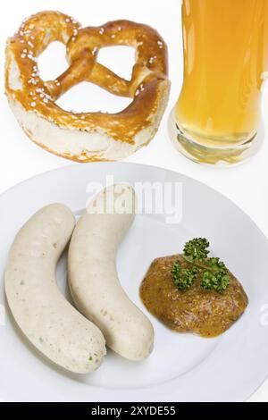 Bayerische Weißwurst, Weizenbier und Brezel Stockfoto