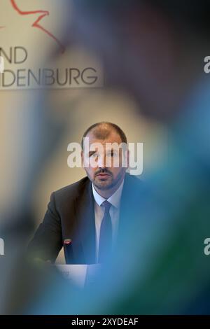Potsdam, Deutschland. August 2024. Brandenburgs Bildungsminister Steffen Freiberg (SPD) spricht während einer Pressekonferenz zu Beginn des Schuljahres. Quelle: Michael Bahlo/dpa/Alamy Live News Stockfoto