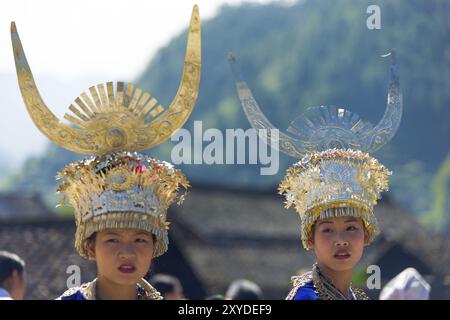 Xijiang, China, 15. September 2007: Miao-Frauen mit traditionellem silbernem Hornkopfschmuck und Festivaljuwelen warten auf die Zeremonie in Xijiang et Stockfoto