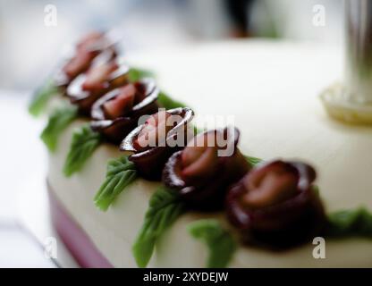 Weiße Hochzeitstorte mit rosa Marzipanrosen Stockfoto