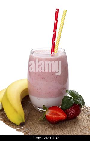 Erdbeer Smoothie mit Haferflocken und Banane auf weißer Holztisch Stockfoto