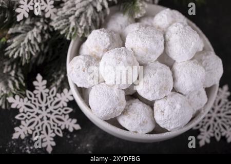 Traditionelle Weihnachtskekse mit Mandeln Schneebälle auf dunklem Hintergrund Stockfoto