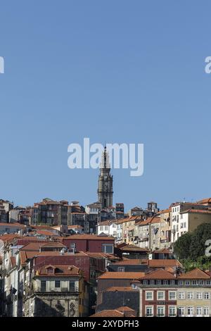 Dächer und Sehenswürdigkeiten Torre dos Clerigos Kirchturm im historischen Zentrum von Porto, Portugal, Europa Stockfoto