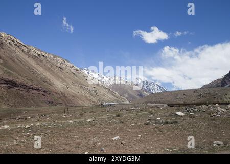 Landschaft entlang der Nationalstraße 7 durch die Anden in der Nähe der Grenze in Argentinien Stockfoto