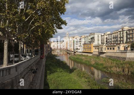 Spanien, Katalonien, Stadt Girona, Stadtbild entlang des Flusses Onyar, Europa Stockfoto