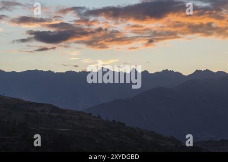 Foto von Bergsilhouetten bei Sonnenuntergang auf dem Santa Cruz Trek in Peru Stockfoto