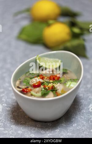 Thai tom Kha Gai Suppe in einer Schüssel Stockfoto