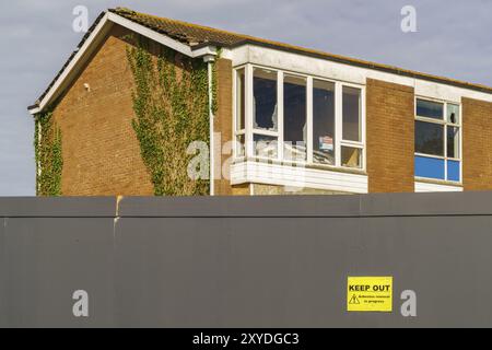 Exmouth, Devon, Großbritannien, 18. April 2017: Zaun um ein Haus mit einem Schild zur Asbestentfernung Stockfoto