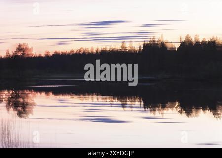 Abendstimmung an einem Waldsee, Wischeffekt, abstrakt, Norrbotten, Lappland, Schweden, August 2013, Europa Stockfoto