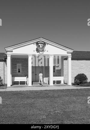 Kaukasierin (55 bis 60 Jahre), die das Herbert Hoover Presidential Library Museum in West Branch, Iowa, USA besucht. Stockfoto