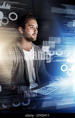 Mensch, Daten und Nacht mit digitalem Overlay oder Hologramm für zukünftige Entwicklungen, Statistiken oder Dashboard von Analysen. Junger männlicher Mensch oder Analyst Stockfoto