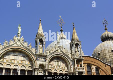 Detail der Markusbasilika (Markusbasilika) im byzantinischen Stil in Venedig an einem Sommertag Stockfoto