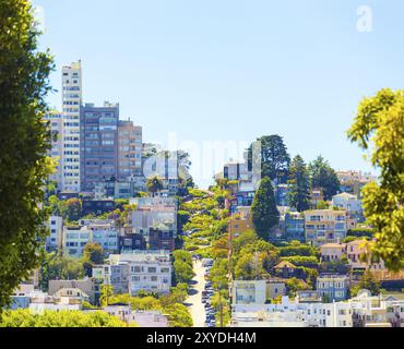 Die Lombard Street, eine berühmte Touristenattraktion, ist ein Fernblick auf die schiefste Straße der Welt, vor einem wunderschönen blauen Sommerhimmel mit Teleobjektiv Stockfoto