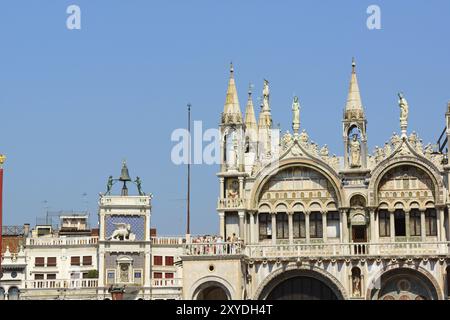 Venedig, Italien, 21. August 2012: Detail der Markusbasilika (Basilica di San Marco) im byzantinischen Stil und des Markusturms und seines astrons Stockfoto