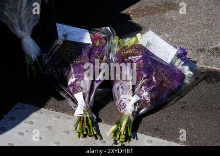 Floral Tributs in der Overbury Street, in der Nähe der Szene in der Rushmore Road, Clapton, Ost-London, nachdem ein Mann in seinen 30ern erstochen wurde. Zwei Männer wurden verhaftet. Bilddatum: Donnerstag, 29. August 2024. Stockfoto